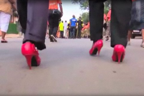 Uganda: i poliziotti indossano i tacchi contro la violenza di genere, ma arrestano gli omosessuali - uganda tacchi - Gay.it
