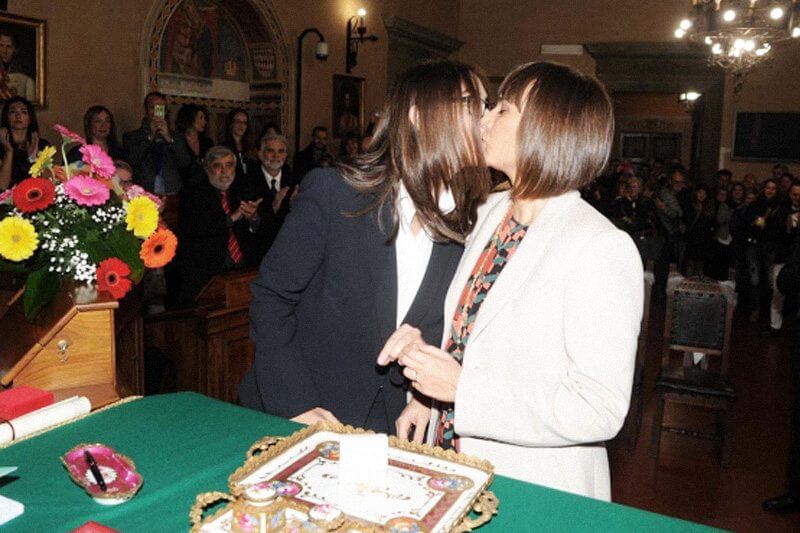 Unioni civili in politica a Piombino: Carla, assessora, dice sì a Erica insieme a Monica Cirinnà - unioni civili piombino - Gay.it