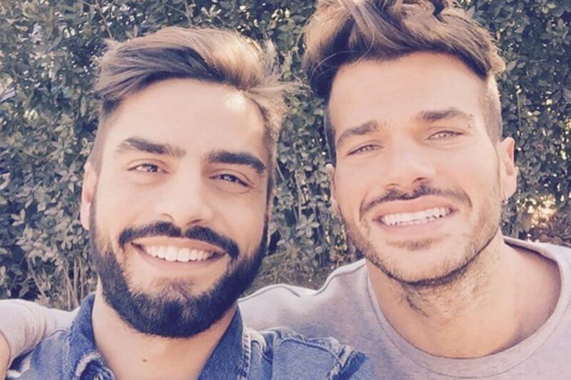 “Che schifo”, “malati”, “gente aberrante”: la scelta di Claudio Sona al Trono Gay presa di mira dagli omofobi
