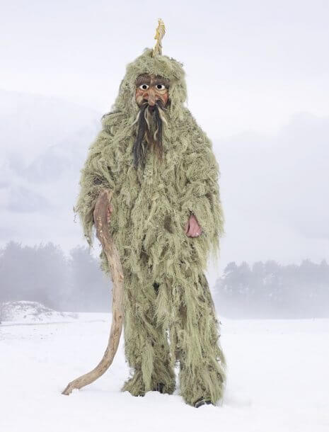 Le straordinarie immagini dei costumi pagani per celebrare il solstizio d'inverno nel mondo - wildermanasldqwe9ulkasdlkjasd 465 610 int - Gay.it
