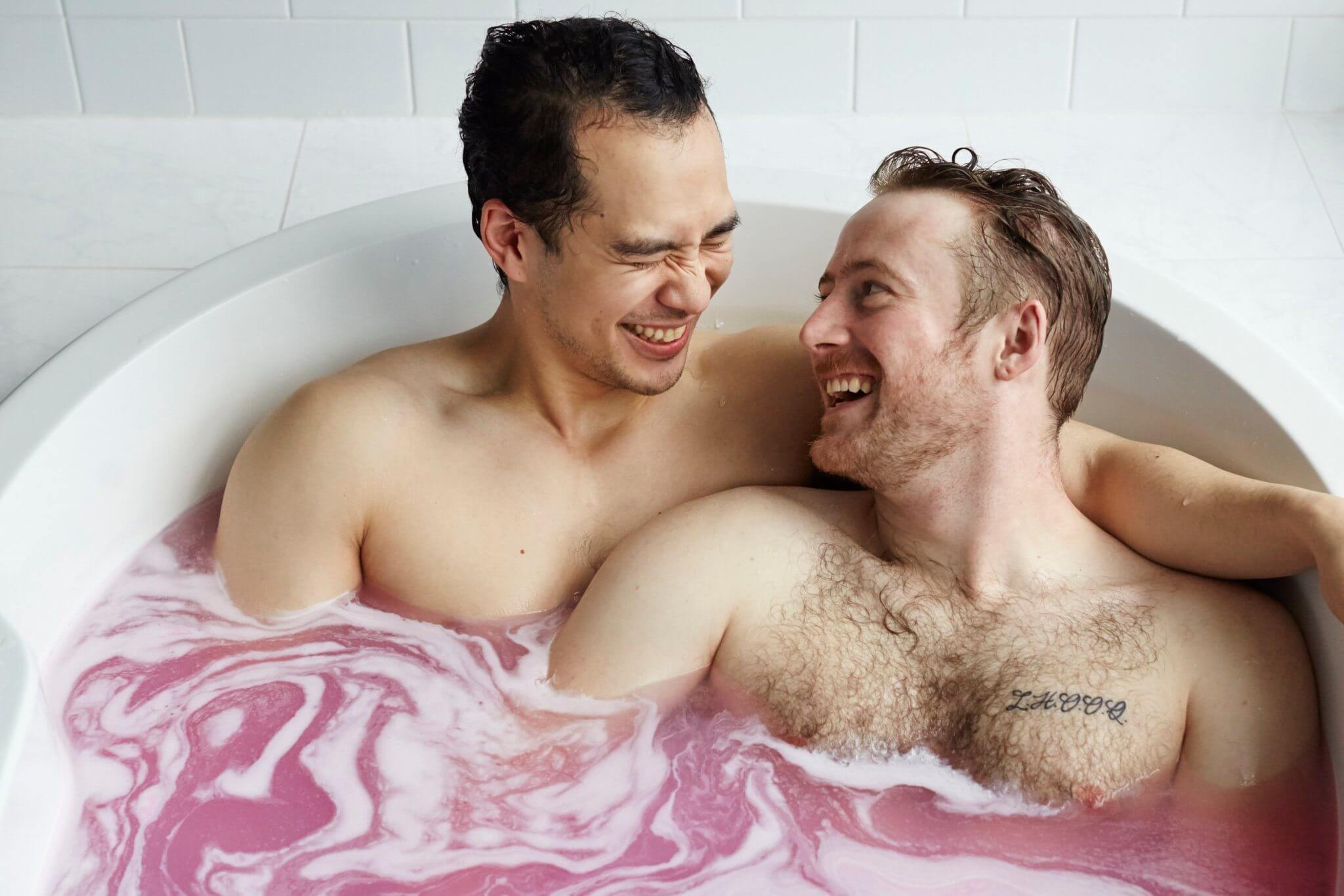La campagna di Lush celebra l'amore LGBT per San Valentino - Gay.it