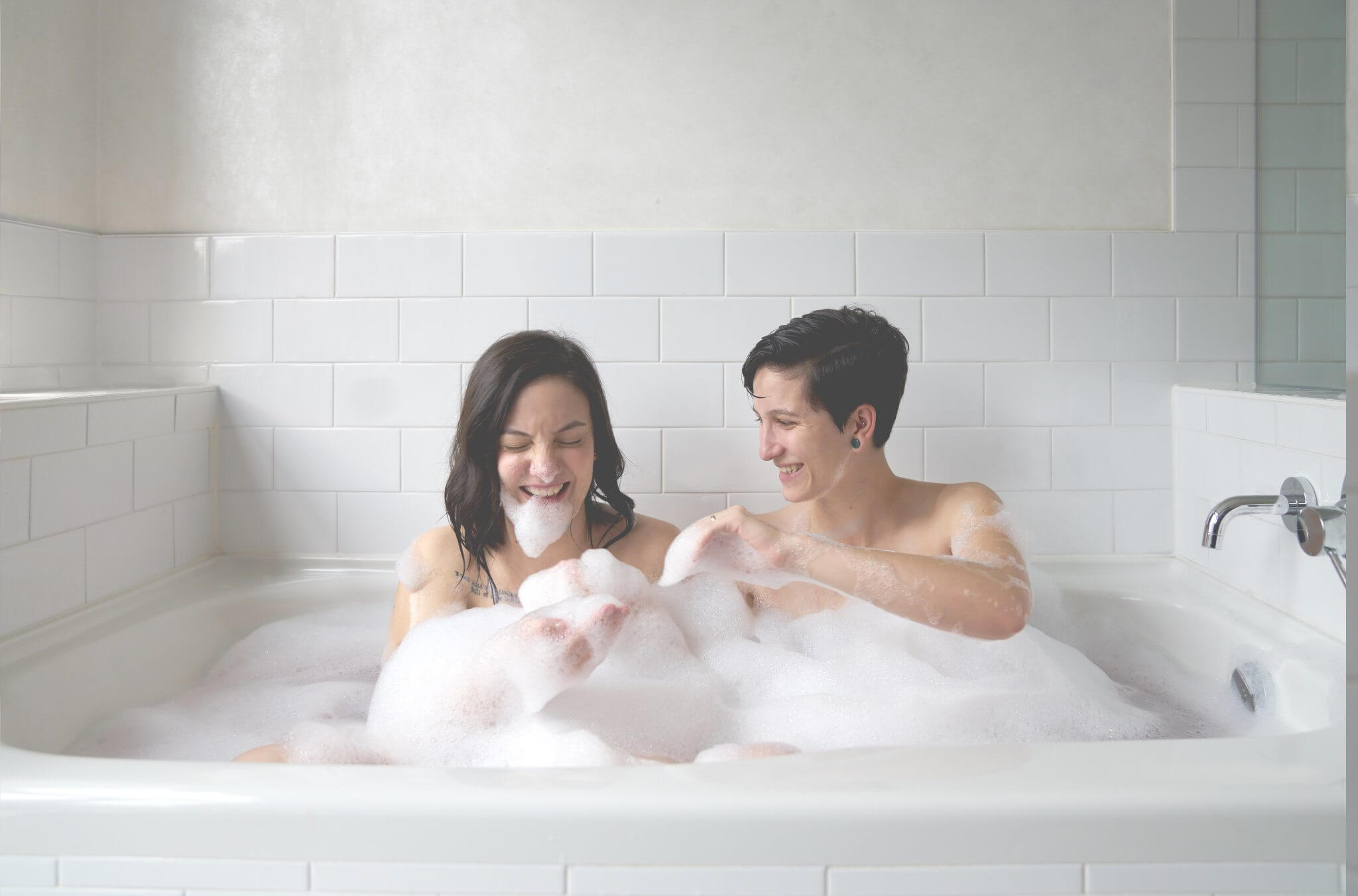 La campagna di Lush celebra l'amore LGBT per San Valentino - C2vFV GUsAAJMev 1 - Gay.it