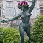 Questo artista belga dona nuova vita alle statue grazie ai fiori - Thumbnail