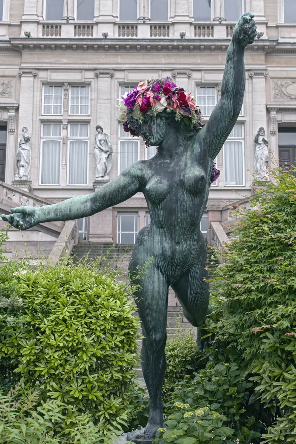 Questo artista belga dona nuova vita alle statue grazie ai fiori