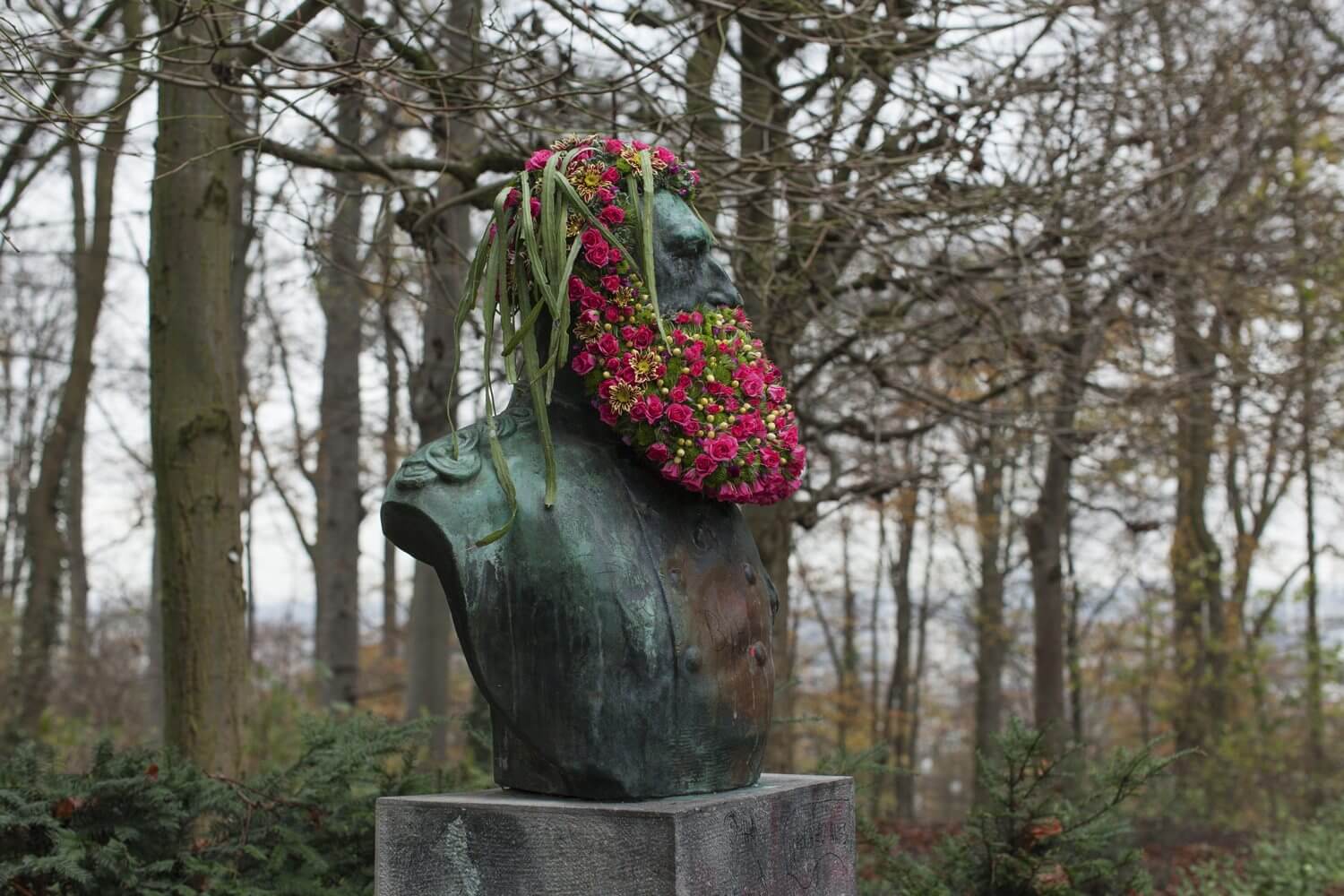 Questo artista belga dona nuova vita alle statue grazie ai fiori