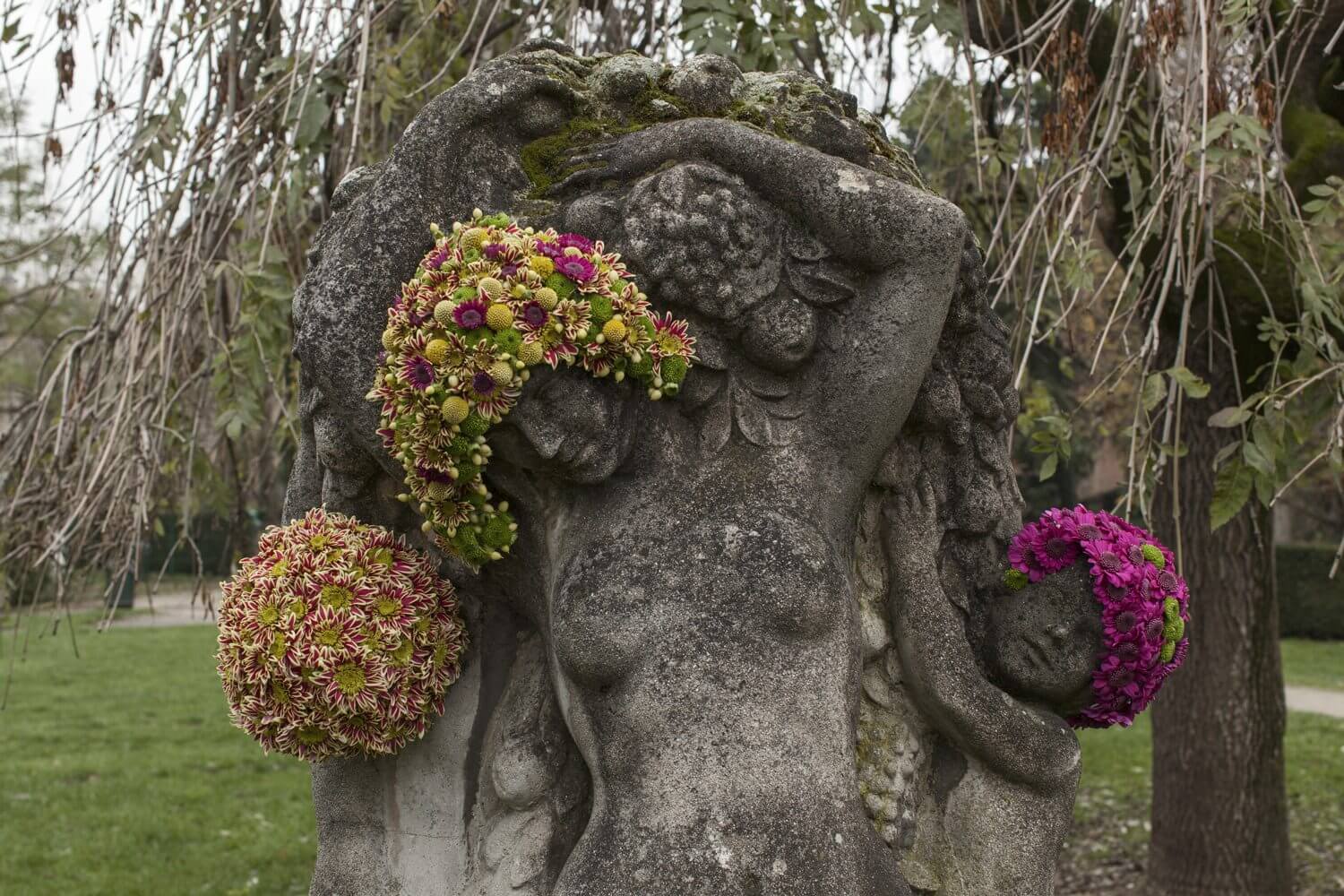 Questo artista belga dona nuova vita alle statue grazie ai fiori