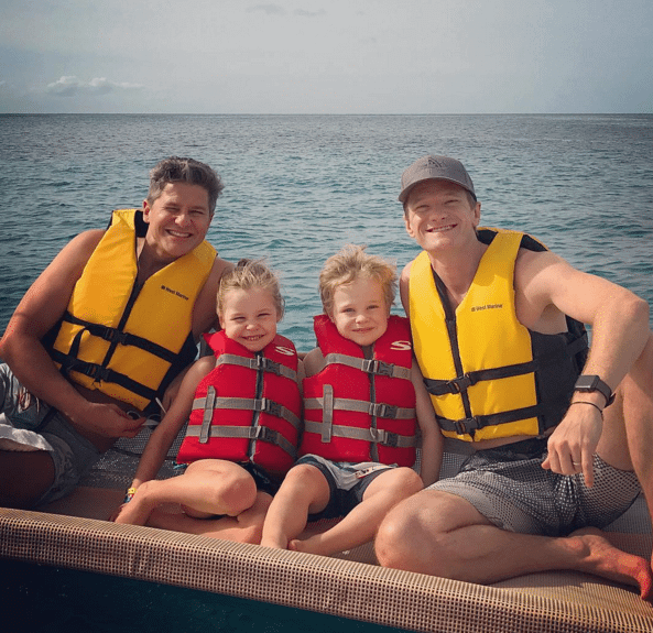 Neil Patrick Harris: le dolcissime vacanze con figli e marito - Schermata 01 2457763 alle 12.13.30 - Gay.it