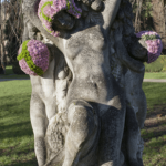 Questo artista belga dona nuova vita alle statue grazie ai fiori - Thumbnail