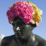 Questo artista belga dona nuova vita alle statue grazie ai fiori - Thumbnail