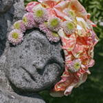 Questo artista belga dona nuova vita alle statue grazie ai fiori - Thumbnail