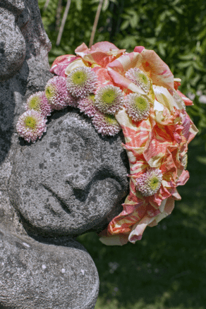 Questo artista belga dona nuova vita alle statue grazie ai fiori