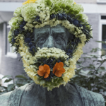 Questo artista belga dona nuova vita alle statue grazie ai fiori - Thumbnail