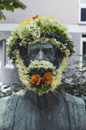 Questo artista belga dona nuova vita alle statue grazie ai fiori