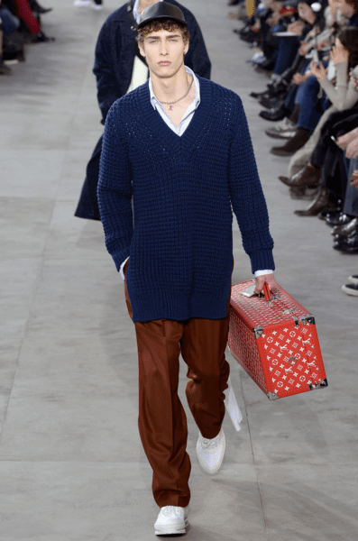 Rock, street e new romantic, ma a infiammare Parigi è la nuova collezione di Louis Vuitton con Supreme - Schermata 01 2457775 alle 14.06.50 - Gay.it