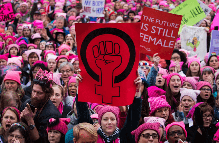 Women's March: un milione di persone di ogni genere, colore e orientamento sfilano contro Donald Trump - Schermata 01 2457776 alle 01.30.54 - Gay.it