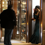 Mariah Carey in abito da sera e occhiali scuri al rivenditore di marjiuana la Vigilia di Natale - Thumbnail