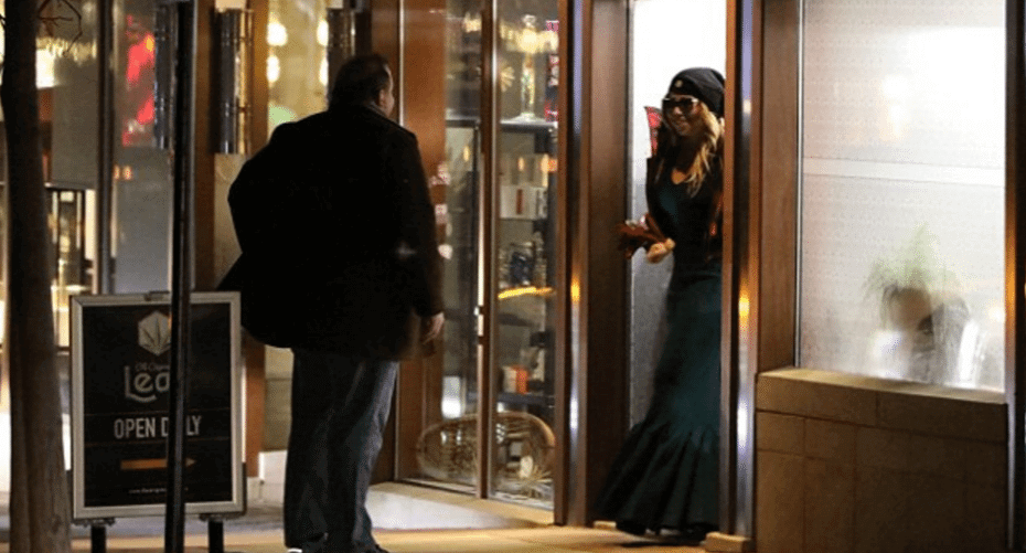 Mariah Carey in abito da sera e occhiali scuri al rivenditore di marjiuana la Vigilia di Natale