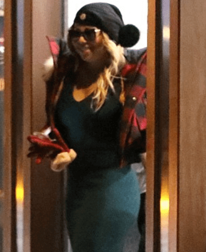Mariah Carey in abito da sera e occhiali scuri al rivenditore di marjiuana la Vigilia di Natale