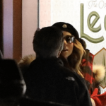 Mariah Carey in abito da sera e occhiali scuri al rivenditore di marjiuana la Vigilia di Natale - Thumbnail