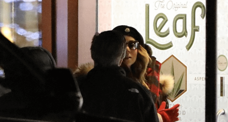 Mariah Carey in abito da sera e occhiali scuri al rivenditore di marjiuana la Vigilia di Natale