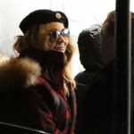 Mariah Carey in abito da sera e occhiali scuri al rivenditore di marjiuana la Vigilia di Natale - Thumbnail