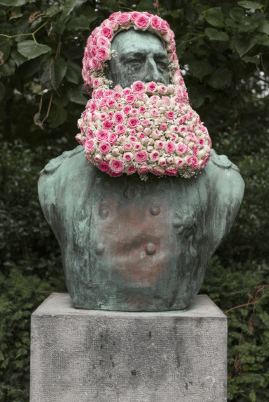 Questo artista belga dona nuova vita alle statue grazie ai fiori - Schermata 2017 01 13 alle 14.15.42 - Gay.it