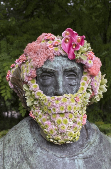 Questo artista belga dona nuova vita alle statue grazie ai fiori - Schermata 2017 01 13 alle 14.18.05 - Gay.it