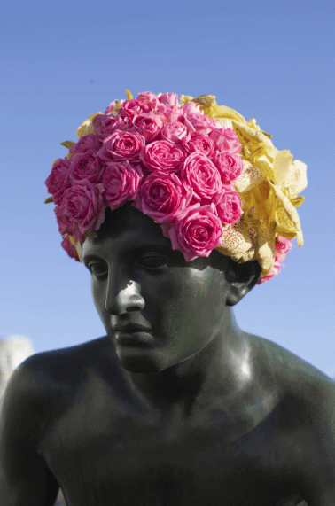 Questo artista belga dona nuova vita alle statue grazie ai fiori - Schermata 2017 01 13 alle 14.21.39 - Gay.it