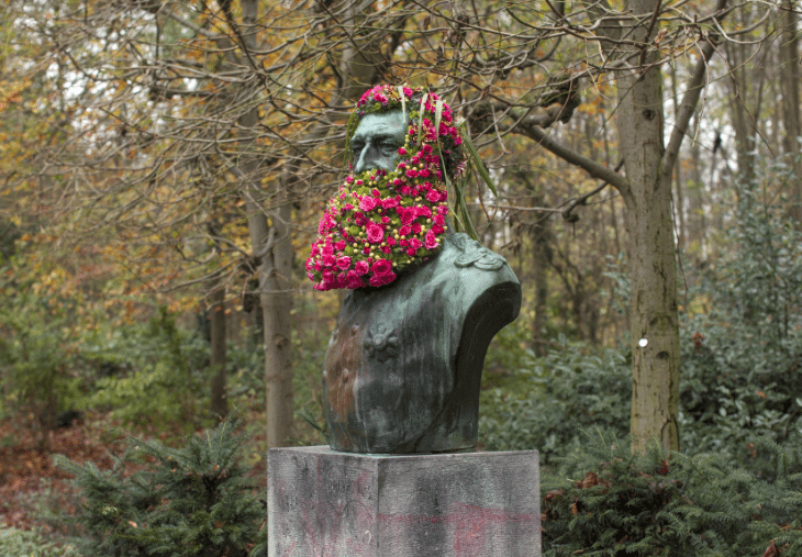 Questo artista belga dona nuova vita alle statue grazie ai fiori - Schermata 2017 01 13 alle 14.24.57 - Gay.it
