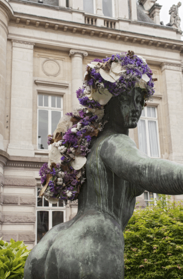 Questo artista belga dona nuova vita alle statue grazie ai fiori - Schermata 2017 01 13 alle 14.27.47 - Gay.it