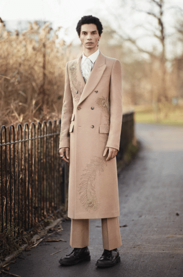 Alexander McQueen: nuova collezione dandy punk ispirata a Oscar Wilde