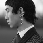 Alexander McQueen: nuova collezione dandy punk ispirata a Oscar Wilde - Thumbnail