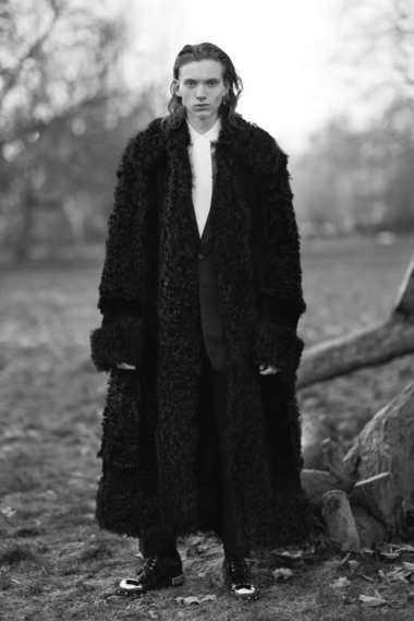 Alexander McQueen: nuova collezione dandy punk ispirata a Oscar Wilde