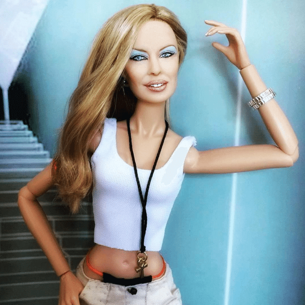 L'artista che trasforma icone gay e popstar in bambole