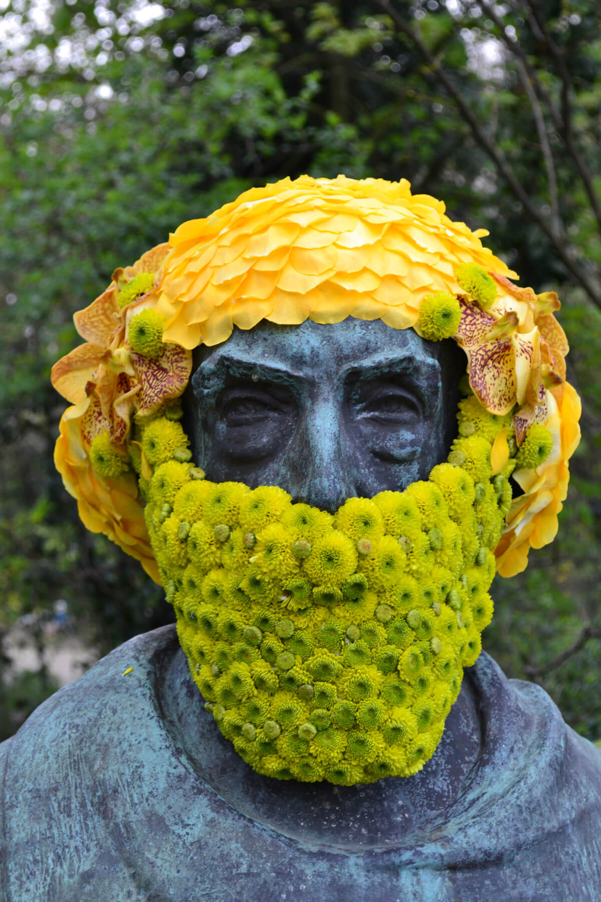 Questo artista belga dona nuova vita alle statue grazie ai fiori