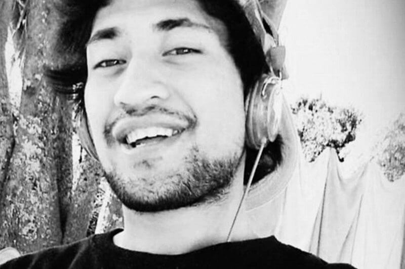 Rifiuta le avances di un uomo sposato: viene arso vivo e buttato giù da un ponte