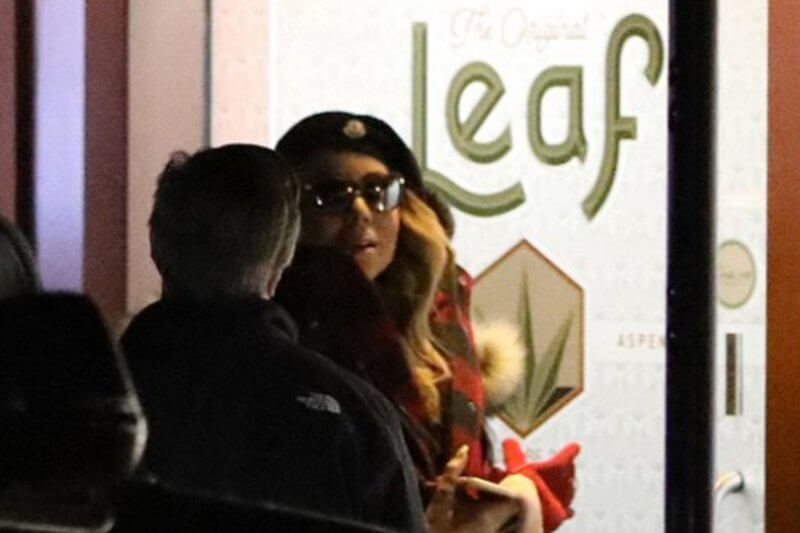 Mariah Carey in abito da sera e occhiali scuri al rivenditore di marjiuana la Vigilia di Natale - carey - Gay.it