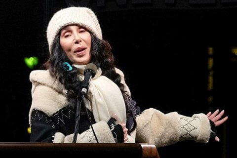 Cher in strada contro Trump: "È un narcisista, il nostro potere fermerà lui e gli str*nzi a Washington" - cher donald trump - Gay.it