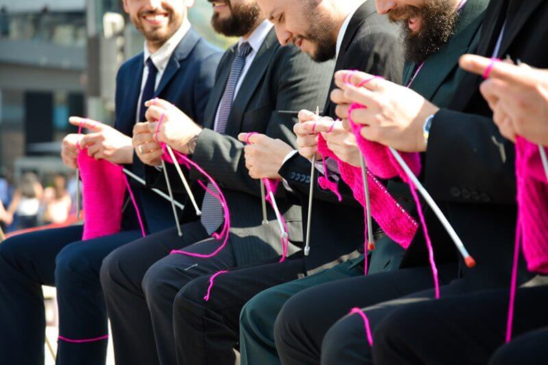 Uomini che fanno la maglia contro il patriarcato: il progetto che arriva dal Cile