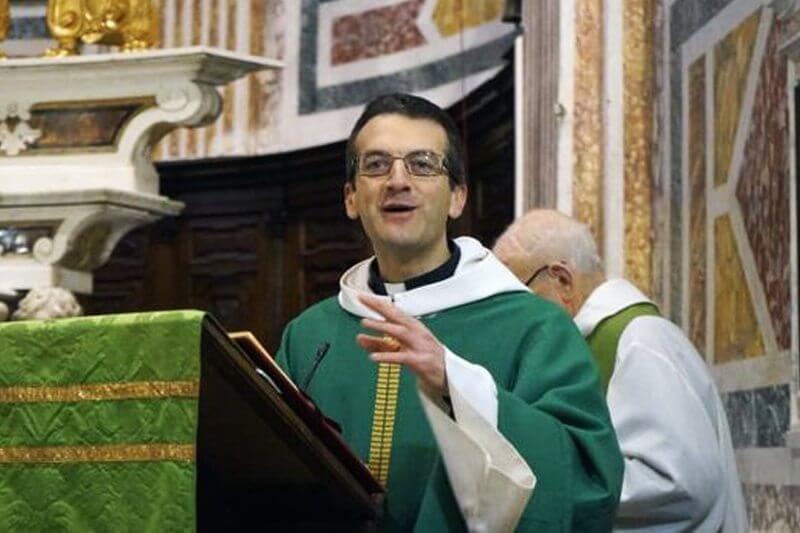 Diocesi sospende don Giulio Mignani, parroco a favore delle famiglie arcobaleno e dei diritti LGBTQ - dongiulio - Gay.it