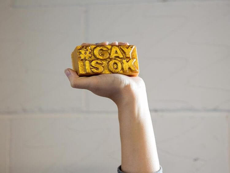 La campagna di Lush celebra l'amore LGBT per San Valentino - gayoksoap - Gay.it