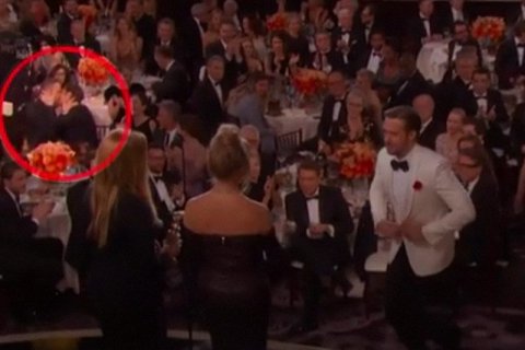 Golden Globe: ecco il bacio gay tra Ryan Reynolds e Andrew Garfield che sta facendo il giro del mondo - golden globe bacio gay - Gay.it