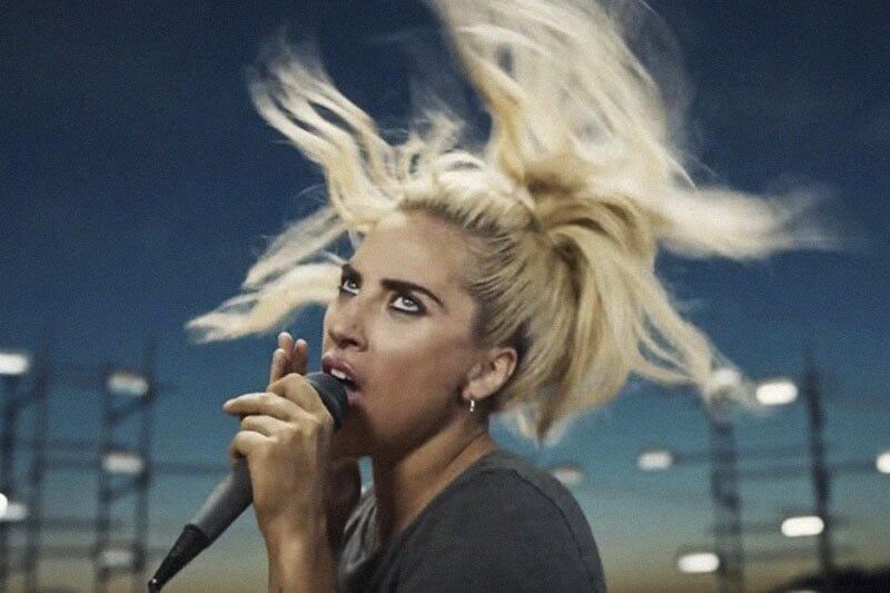 Lady Gaga infiammerà il Superbowl: ecco tutte le indiscrezioni trapelate finora (e un video esclusivo dalle prove)