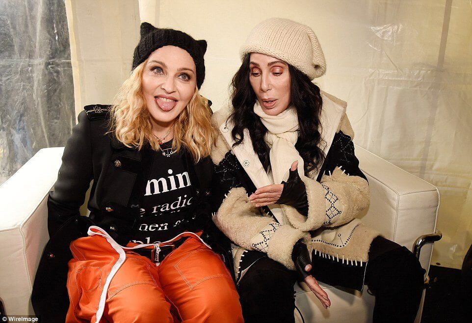 Madonna e Cher dopo 20 anni unite contro Donald Trump: la foto che è già storia - madonna cher woman march washington - Gay.it