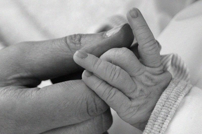 Gpa, madre surrogata cerca di tenersi il bambino di una coppia gay