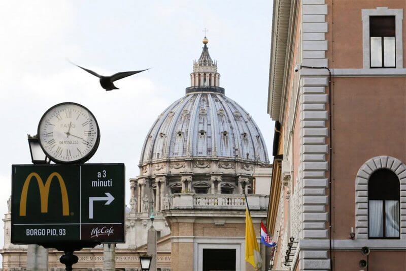 McDonald’s apre a due passi dal Vaticano: è polemica