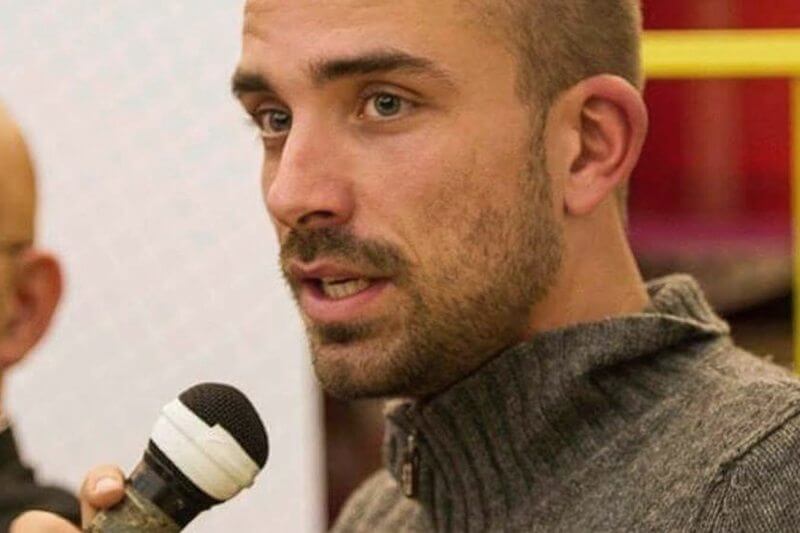 Aggredito il presidente di Arcigay Napoli: insulti e minacce da ragazzini armati di cacciaviti e mazze