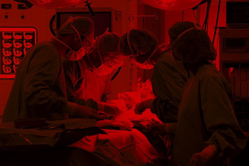 Sperimentazioni non autorizzate e gravi lesioni su quattro pazienti transgender: rinviati a giudizio tre medici di Roma