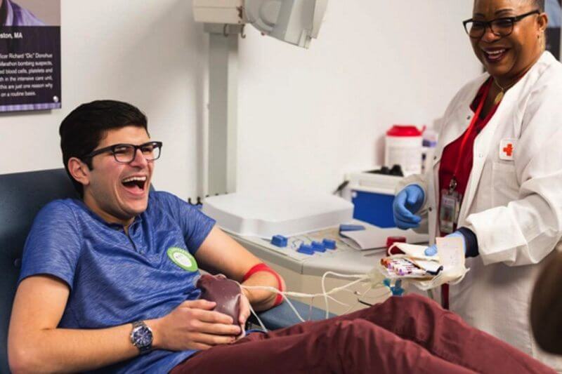 “Niente sesso per un anno, voglio donare sangue”: l’incredibile storia di Jay