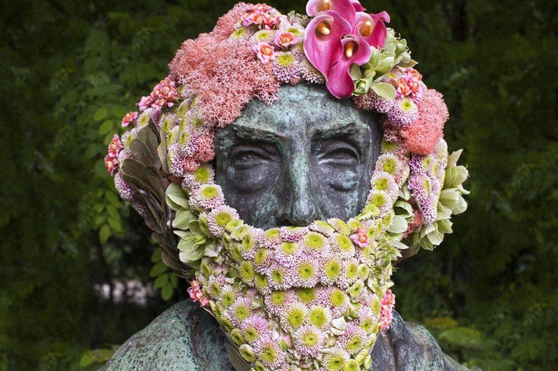 Questo artista belga dona nuova vita alle statue grazie ai fiori - statue fiori - Gay.it